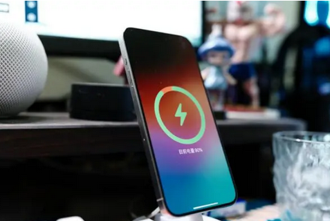 灵璧苹果15换屏服务分享用什么充电器给iPhone15充电更好 